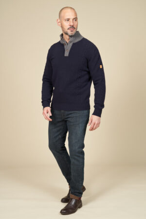 Pull col montant boutonné et torsades