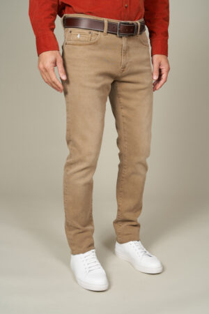 Colored regular tapered jeans
