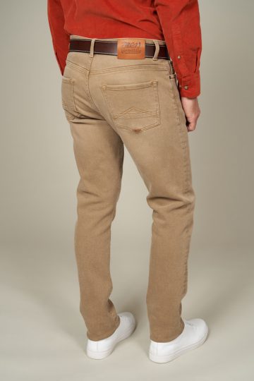 Colored regular tapered jeans